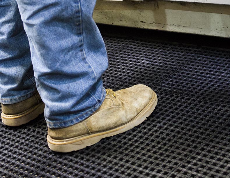 Easy to use antifatigue floor mats for workstations DuraGrid